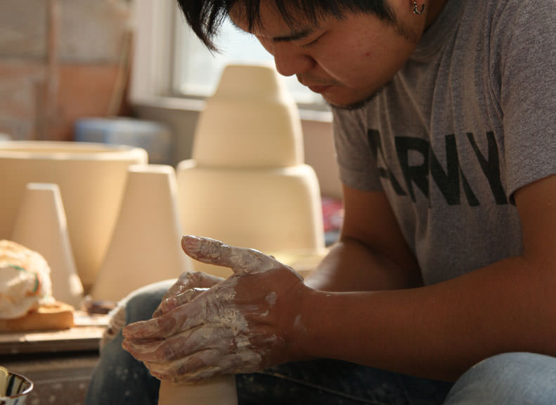 能夠細心專注地進行手捏陶體驗・拉坯體驗
