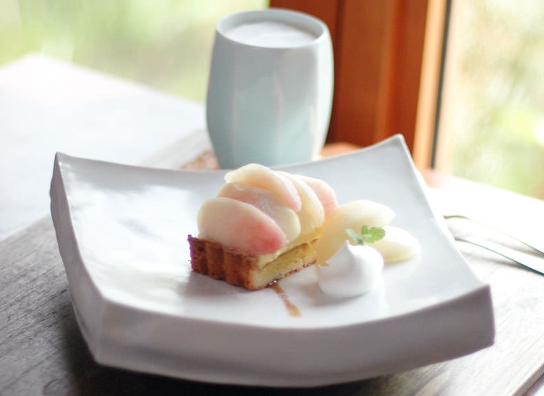 使用砥部燒餐具享用「田園咖啡館 Jutaro」