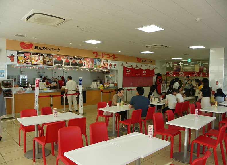 在美食區域品嚐現做明太子