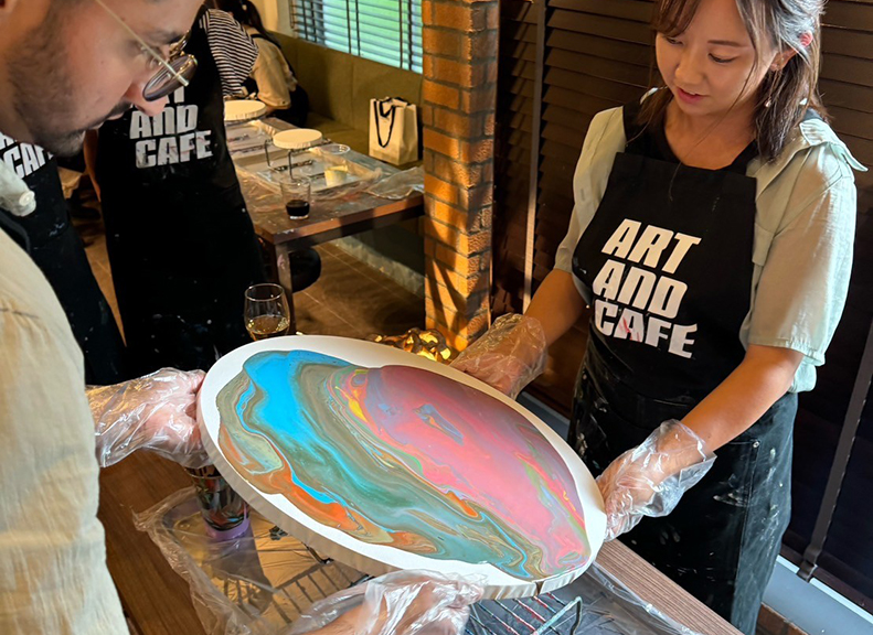 兩人一起描繪回憶的一張照片