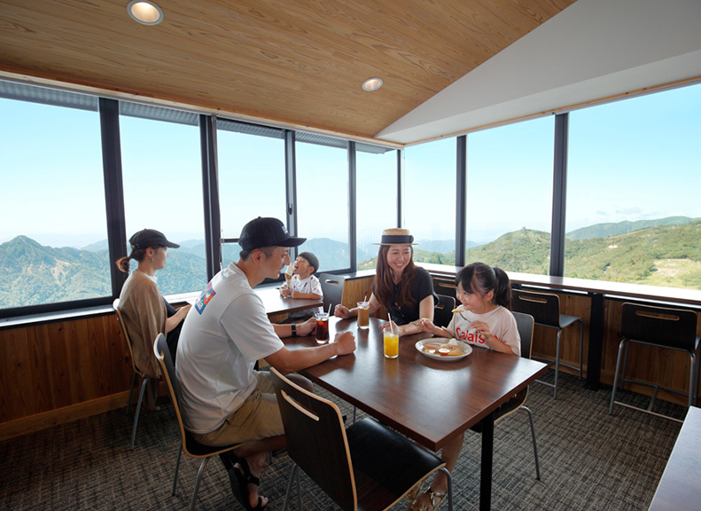 被雄偉的大自然環繞展望餐廳