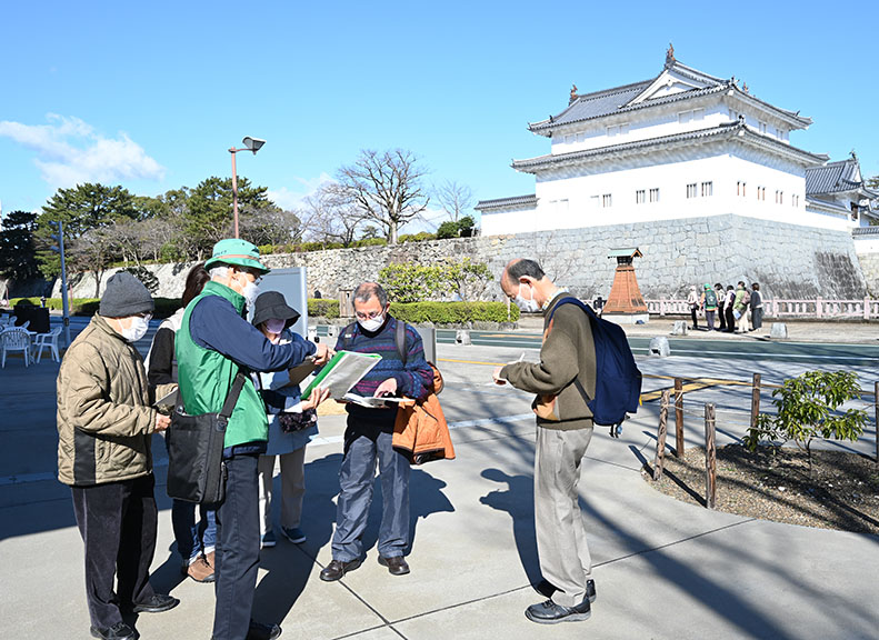 和導遊一起巡迴城鎮的歷史之旅