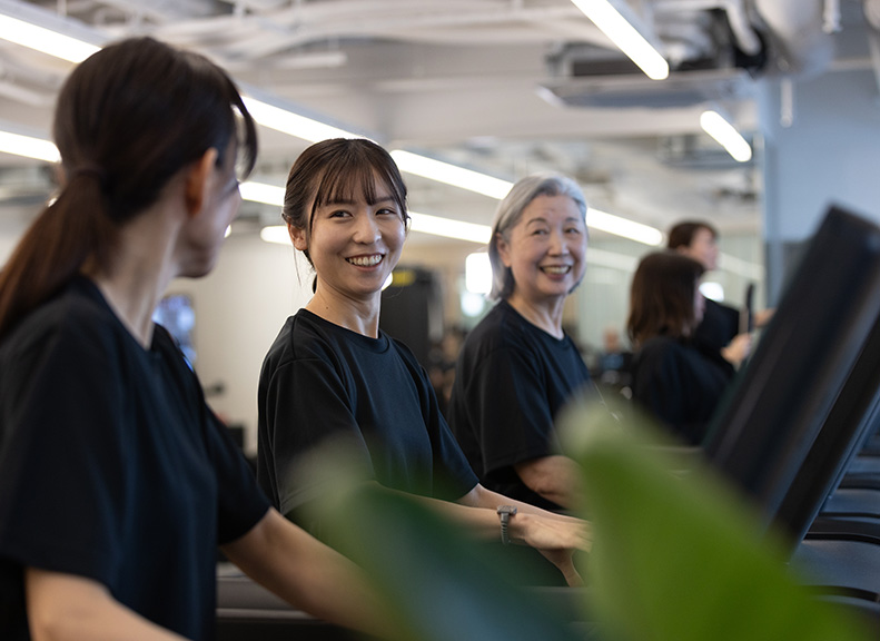 在健身房訓練後在溫泉放鬆的時光