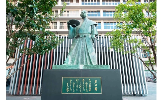 車站前矗立著以民謠「黑田節」為主題的「黑田節像」