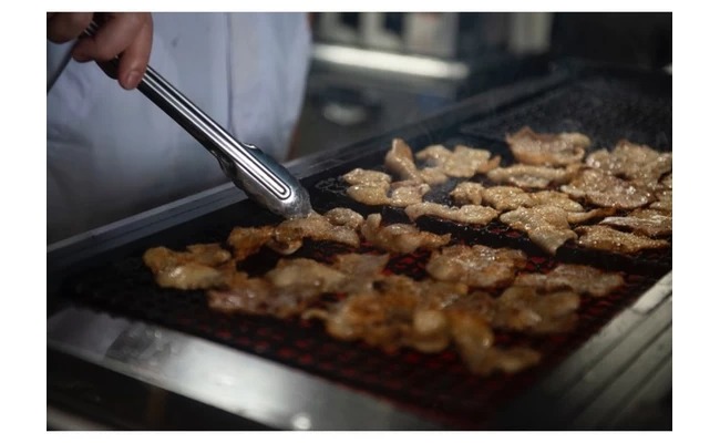 雞皮與雞腿肉分別以適合各自肉質的火候用心烘烤